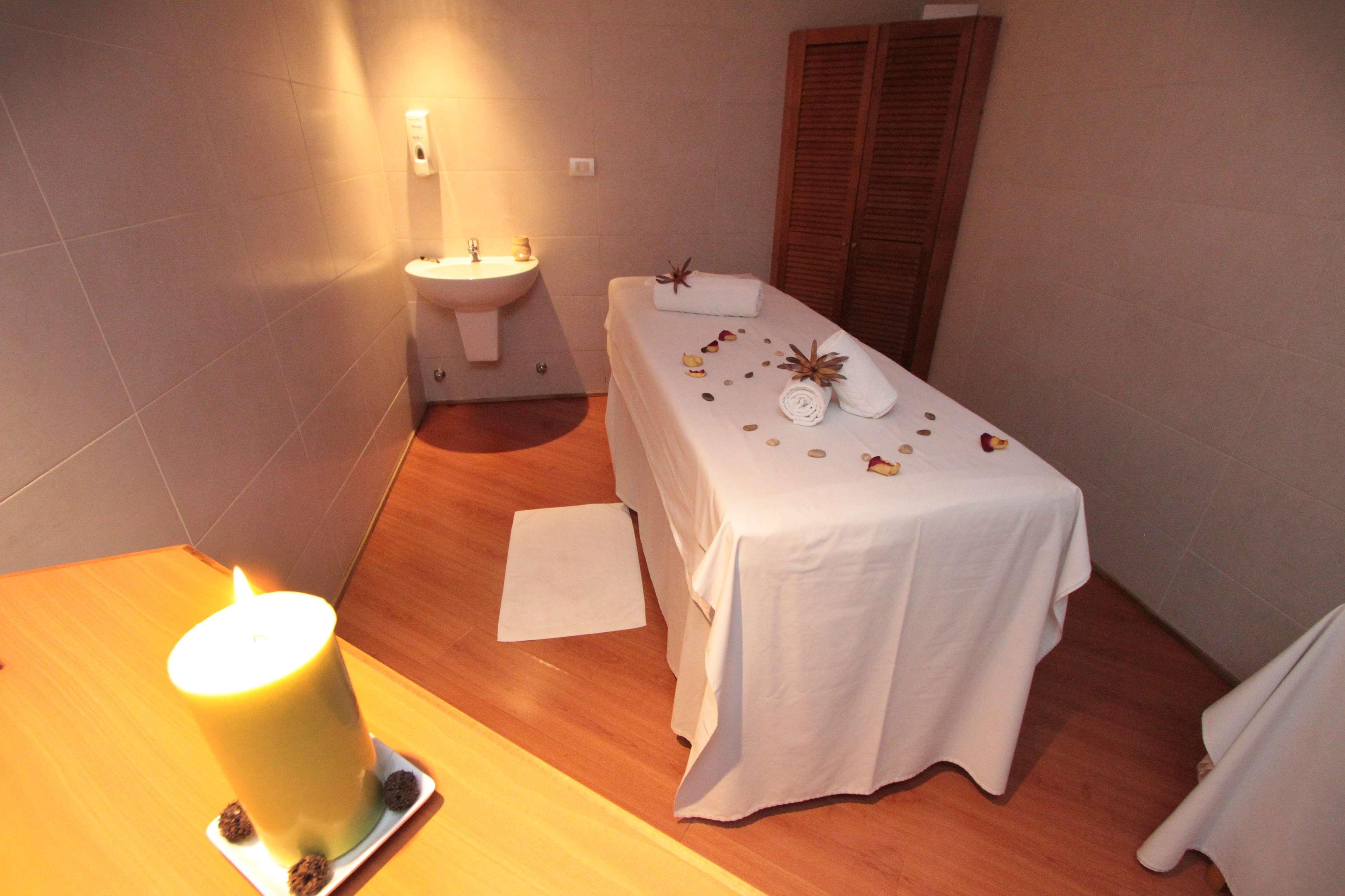 Radisson Hotel Puerto Varas Exterior foto A massage table