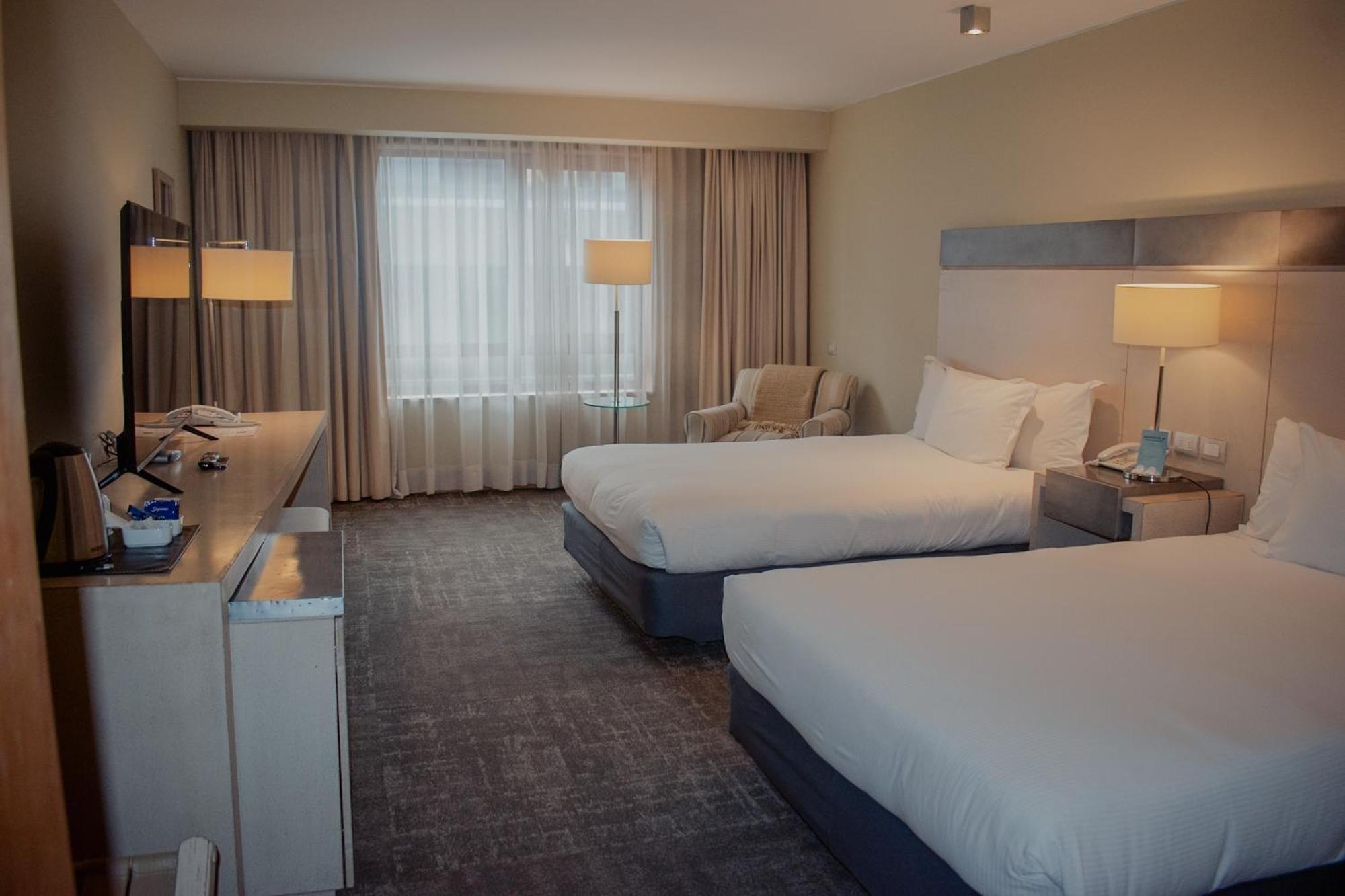 Radisson Hotel Puerto Varas Exterior foto A room at the Hilton London Heathrow