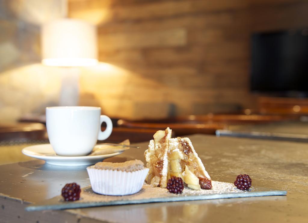 Radisson Hotel Puerto Varas Exterior foto A coffee and a cake