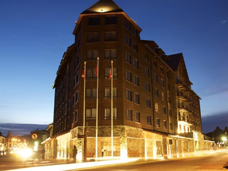 Radisson Hotel Puerto Varas Exterior foto The Hotel de l'Europe at night