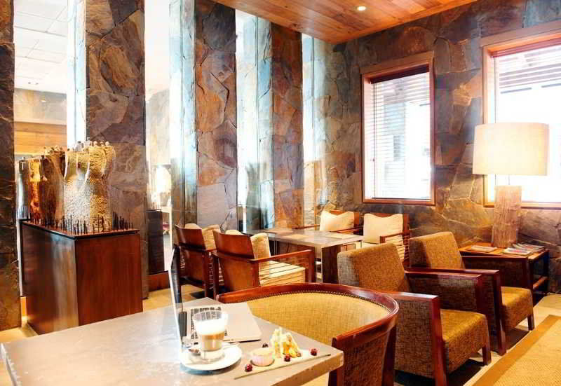 Radisson Hotel Puerto Varas Exterior foto The interior of the lounge