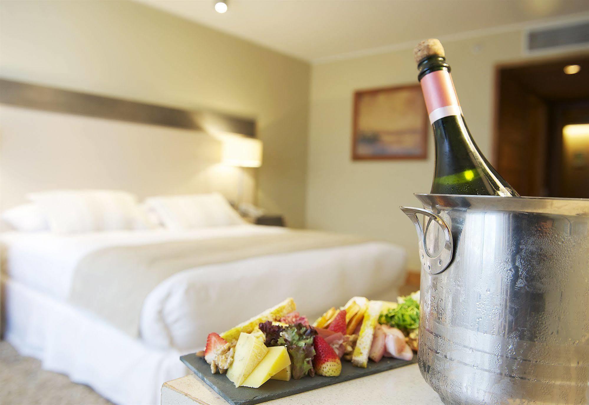 Radisson Hotel Puerto Varas Exterior foto A champagne bottle in a cooler