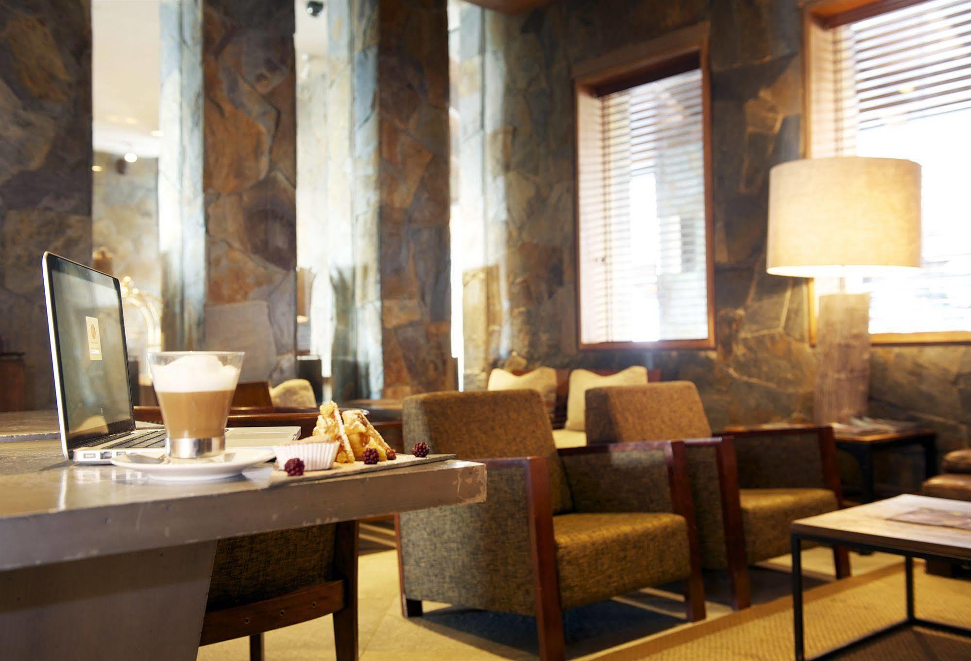 Radisson Hotel Puerto Varas Exterior foto The lounge at the airport