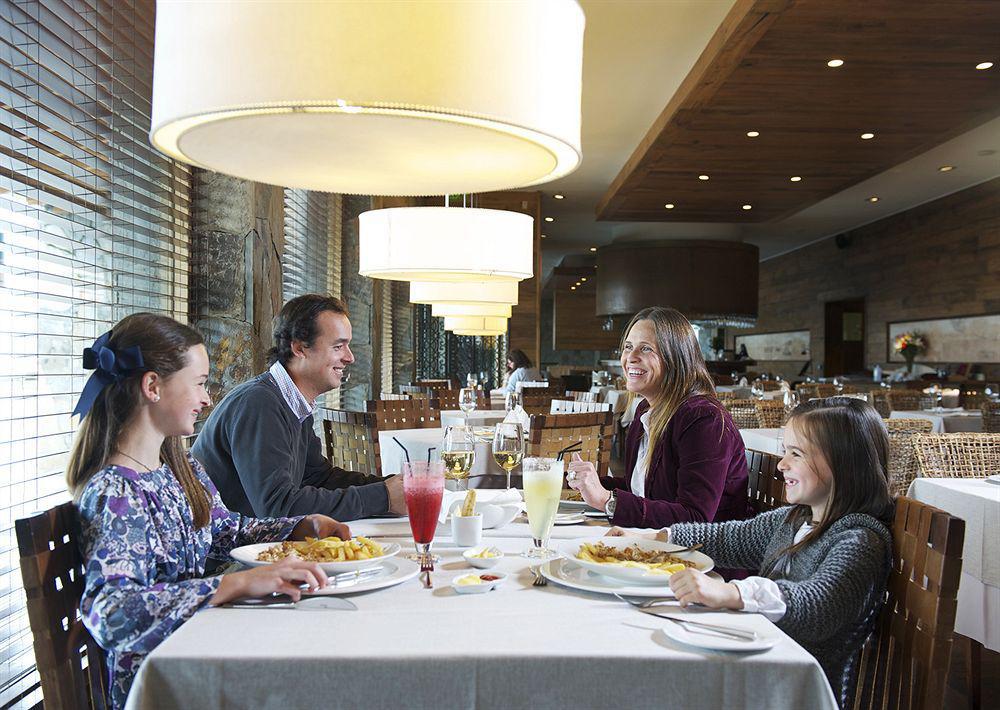 Radisson Hotel Puerto Varas Exterior foto Family dining at the restaurant